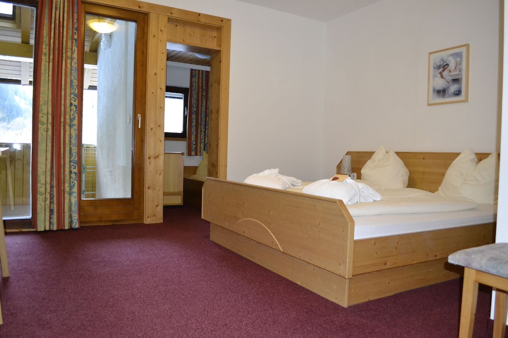 Standard Room, 1 Double Bed, Non Smoking, Mountain View photo 1