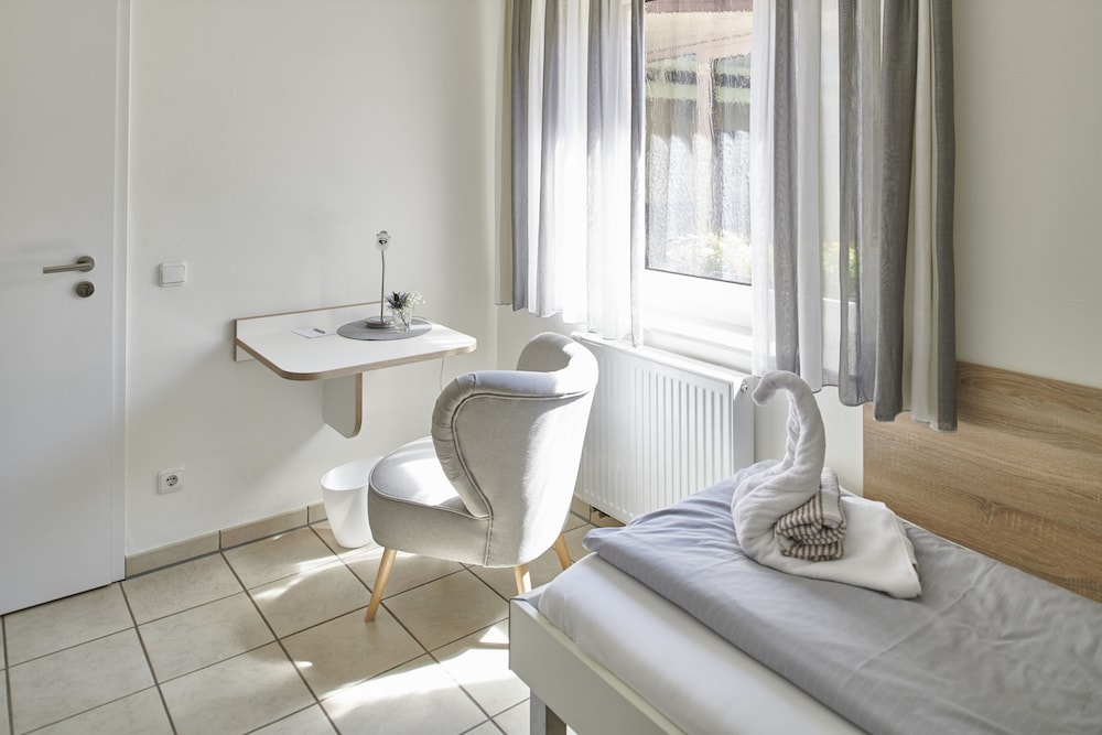 Basic Double Room, 1 Queen Bed