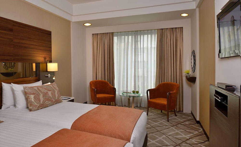 Executive Suite, 2 Twin Beds - Photo 2