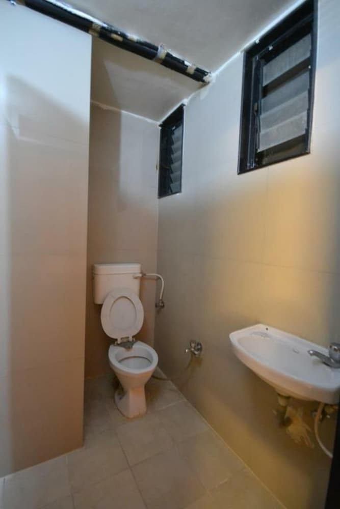 Economy Triple Room photo 2