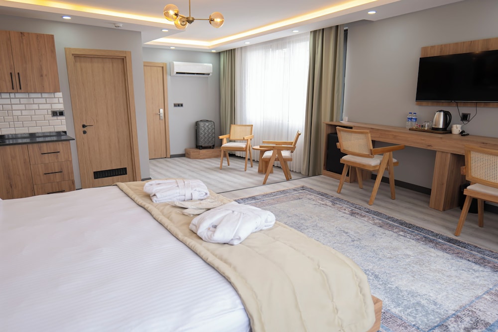 Premium Room, 1 King Bed photo 2