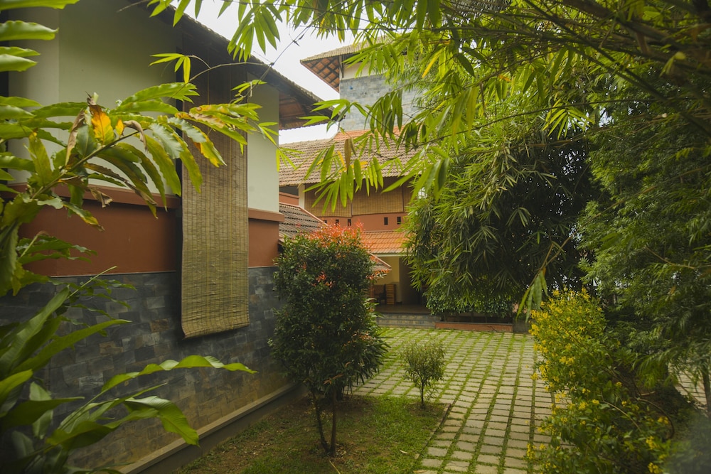 Royal Villa, Lake View photo 2
