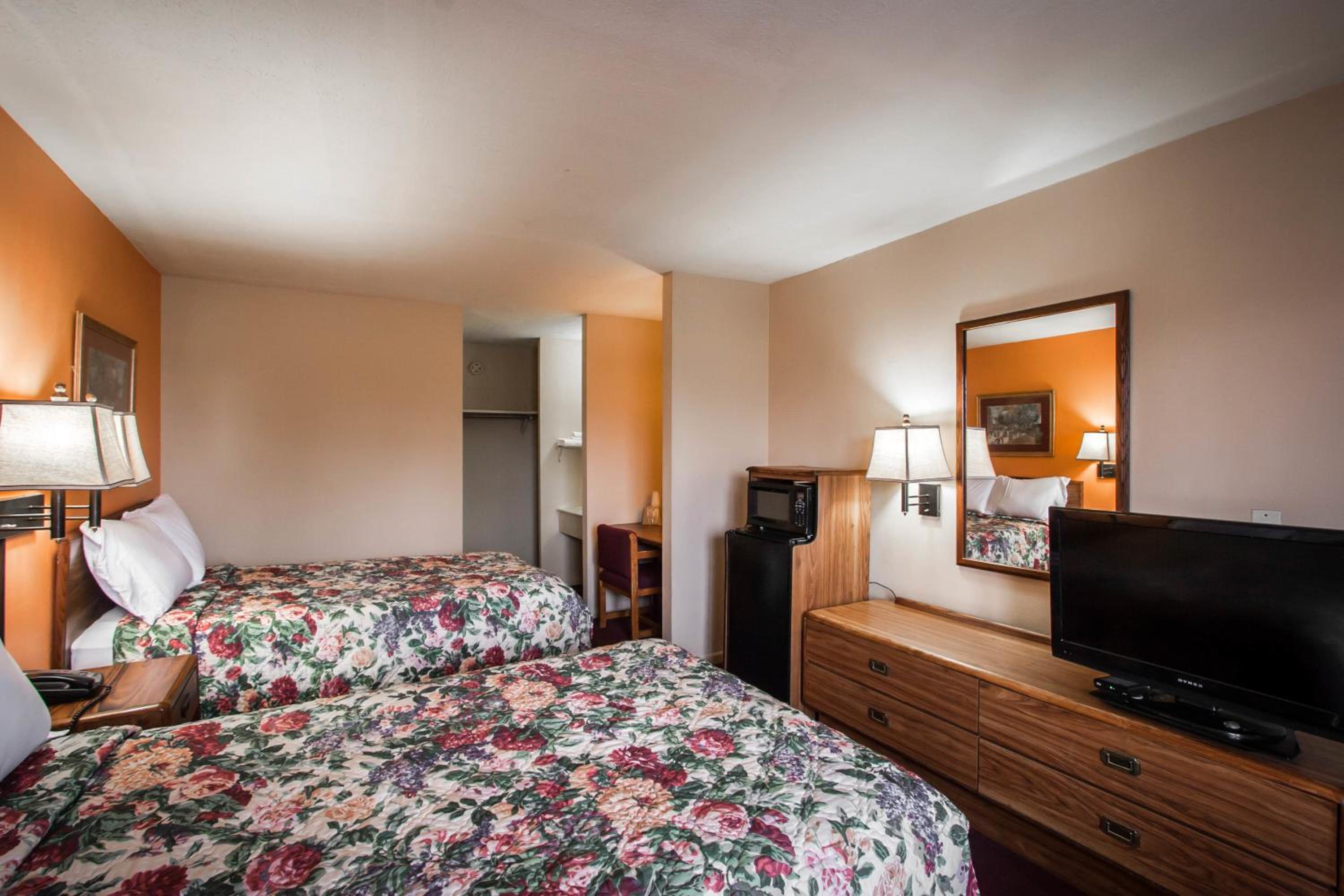 Double Room With Two Double Beds - Smoking photo 3