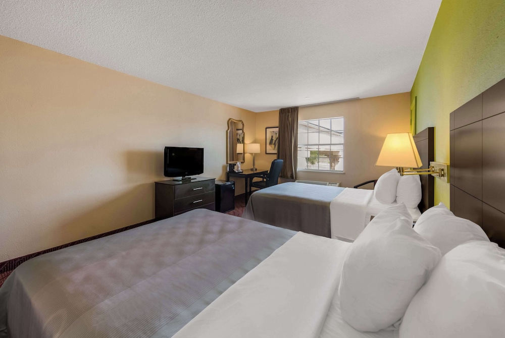 Standard Room, 2 Double Beds, Non Smoking - Photo 3