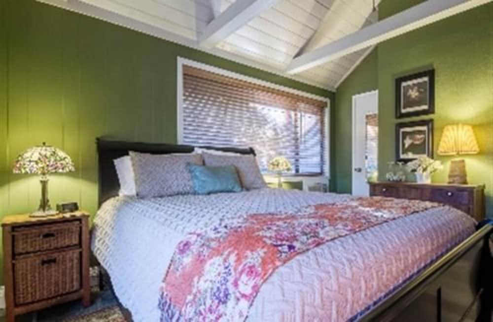 Lithia Park (Deluxe Room, Private Bathroom, Garden View)