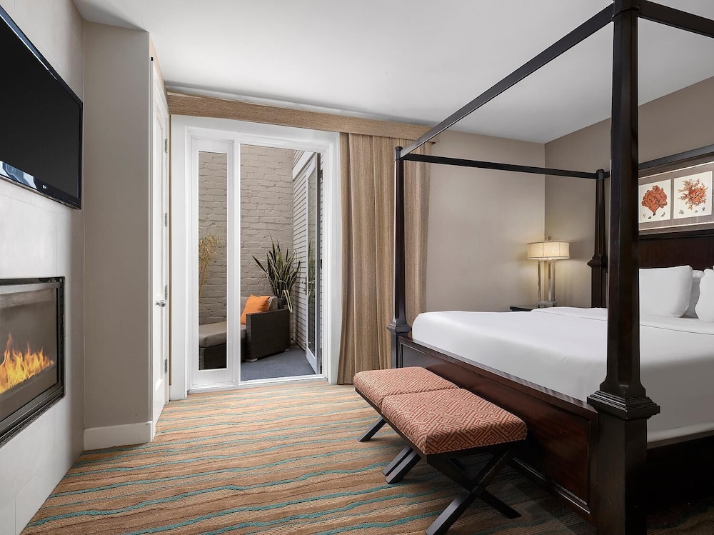 Deluxe Room, 1 King Bed, Fireplace (Patio) photo 3