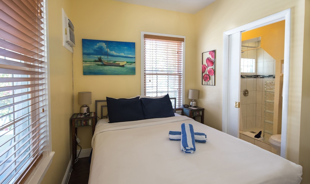 Small Queen Room At Olivia By Duval, 511 Olivia Street photo 2