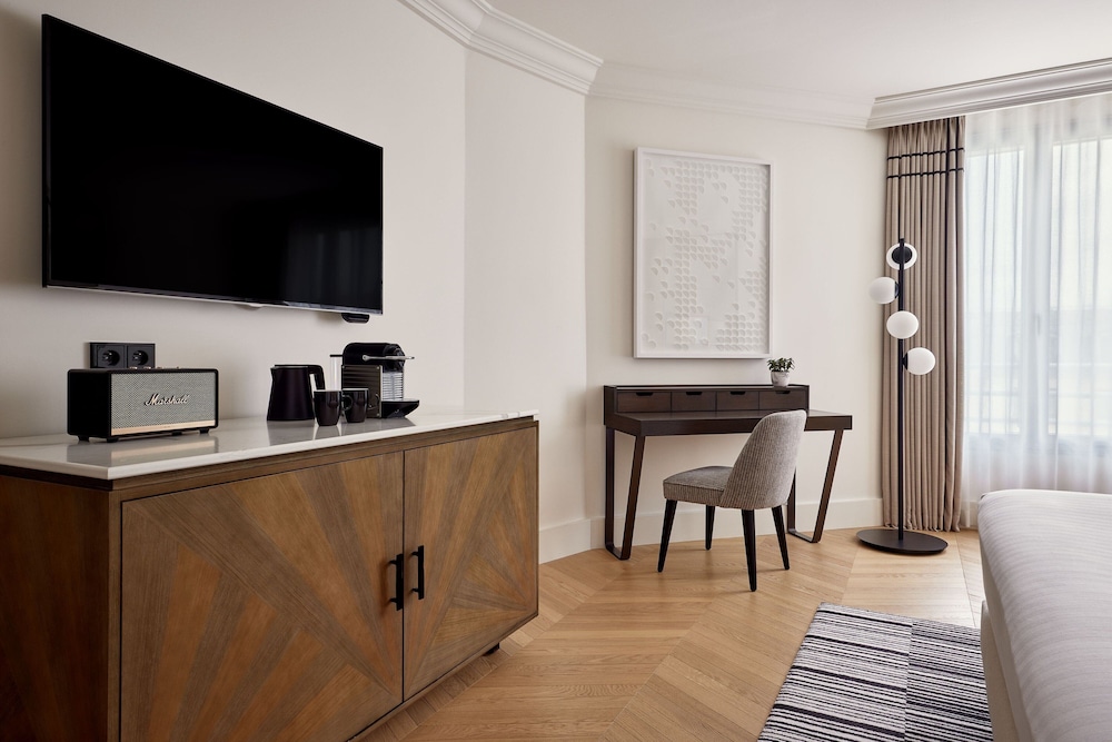 Champs Elysees View Room