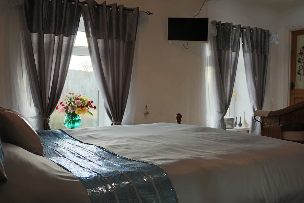 Luxury Double Room, Ensuite, Hill View photo 2