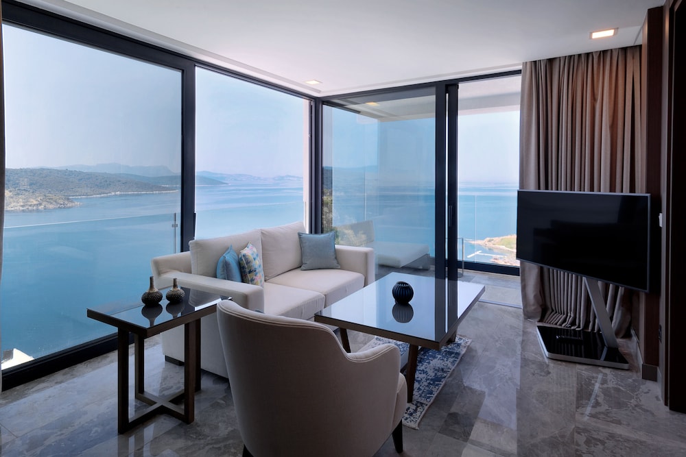 Suite, 1 King Bed, Sea View (Balcony) thumbnail 6