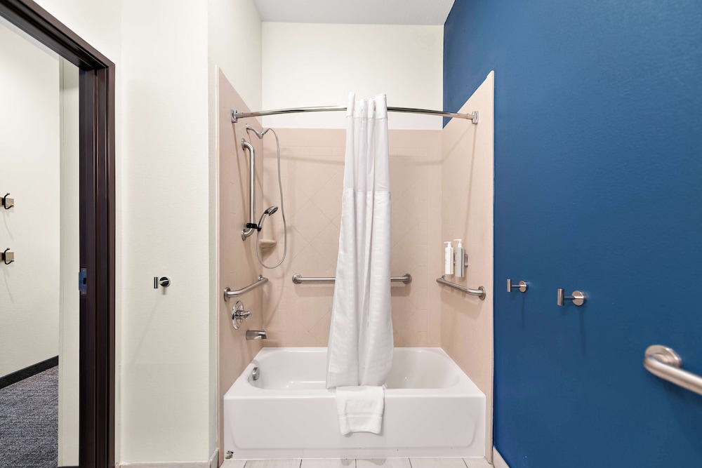 Room, 1 King Bed, Accessible, Bathtub - Photo 4