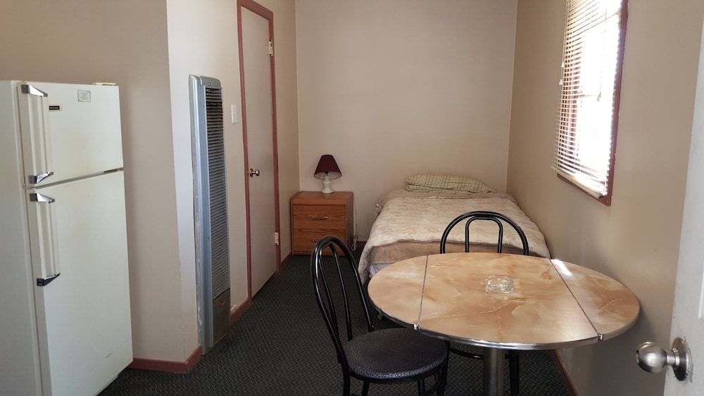 Basic Room, 1 Twin Bed, Smoking, Refrigerator & Microwave photo 2