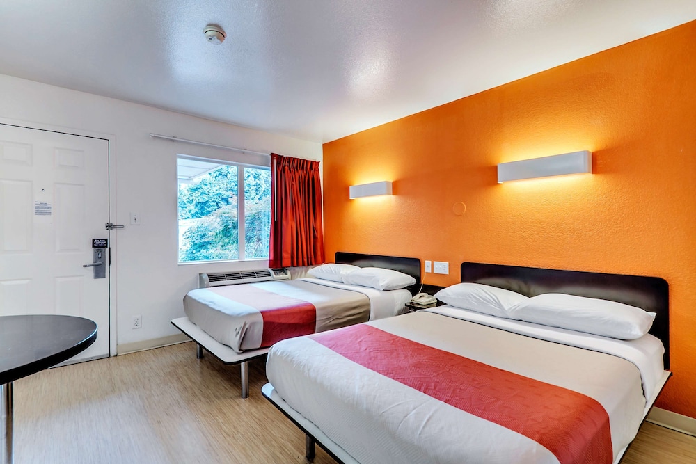 Standard Room, 2 Double Beds, Non Smoking photo 2