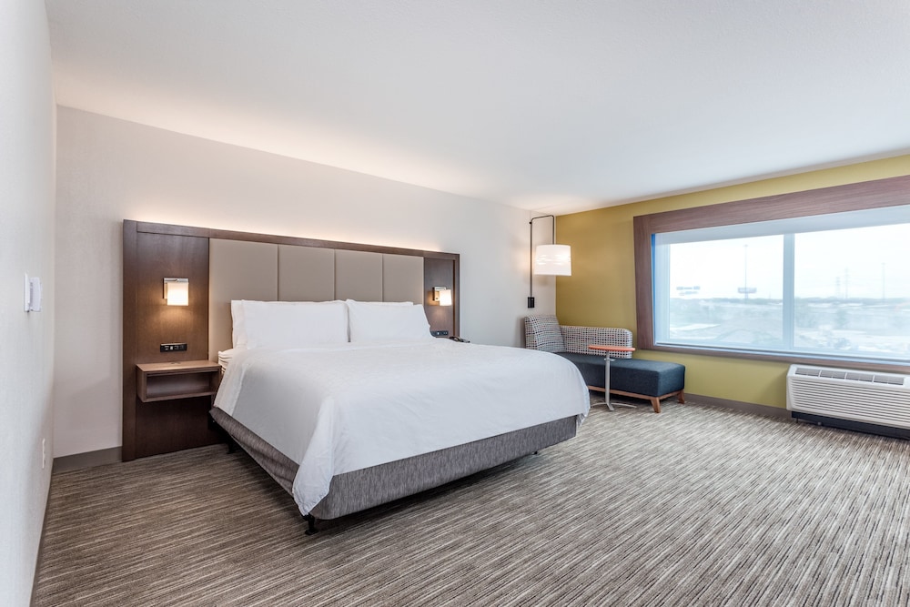 Standard Room, 1 King Bed, Accessible (Mobility, Transfer Shower) photo 3