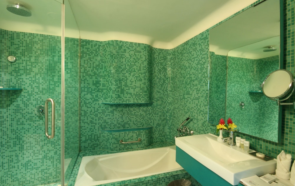 Deluxe Room, 1 Double Bed, Bathtub, Pool View photo 2
