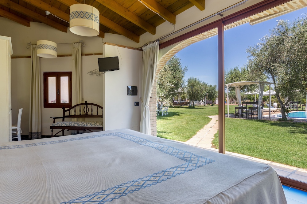 Comfort Double Room, 1 King Bed, Pool View, Poolside photo 3