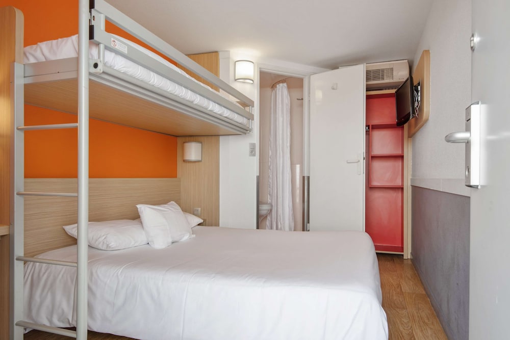Standard Room, Multiple Beds (1 Double and 1 Single bed) - Photo 6