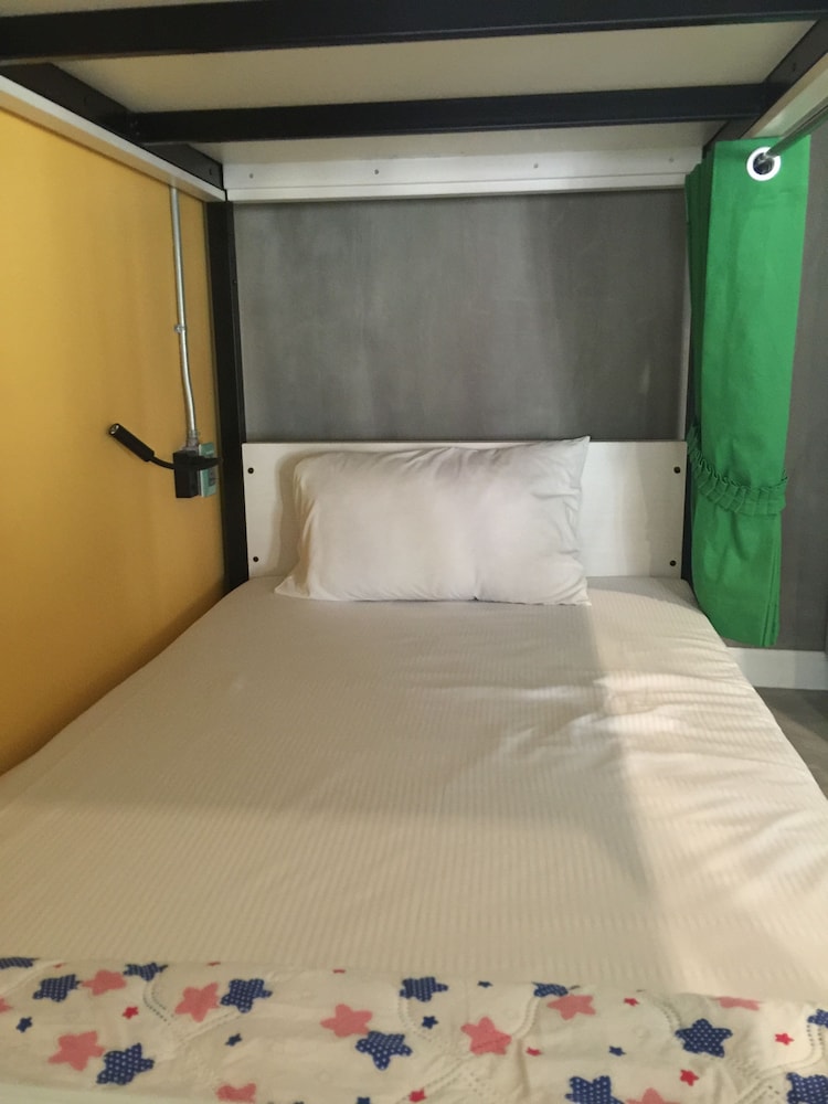Mixed 4 beds Dormitory Room Shared Bathroom photo 1