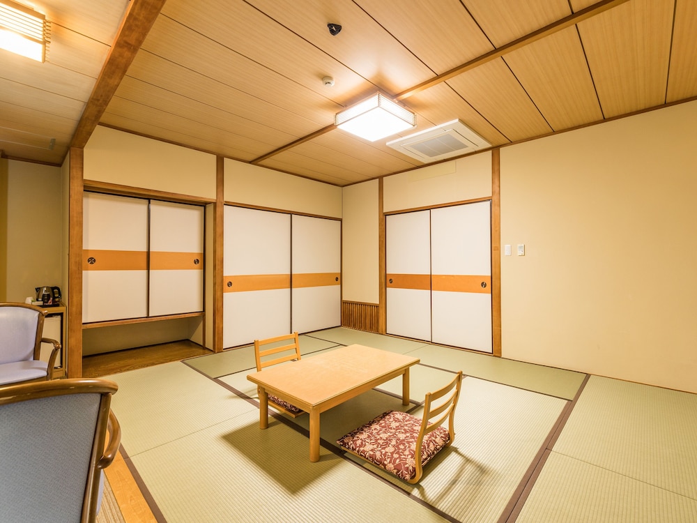 Japanese Room With Shared Washroom- Quintuple photo 2