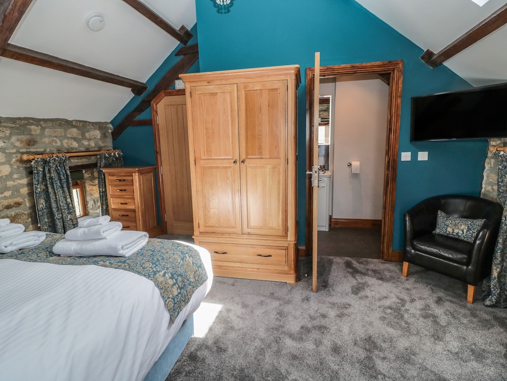 Apartment 1 King bed with Sofa bed with Kitchenette and Pool View ( up to 3 people)