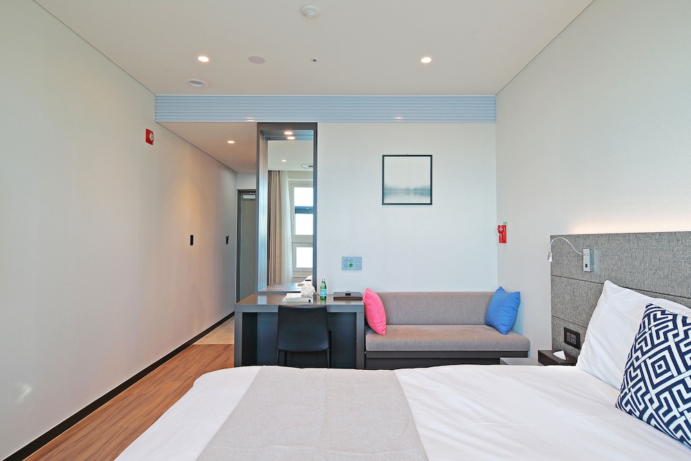 Standard Double Room, Harbor View - Photo 6