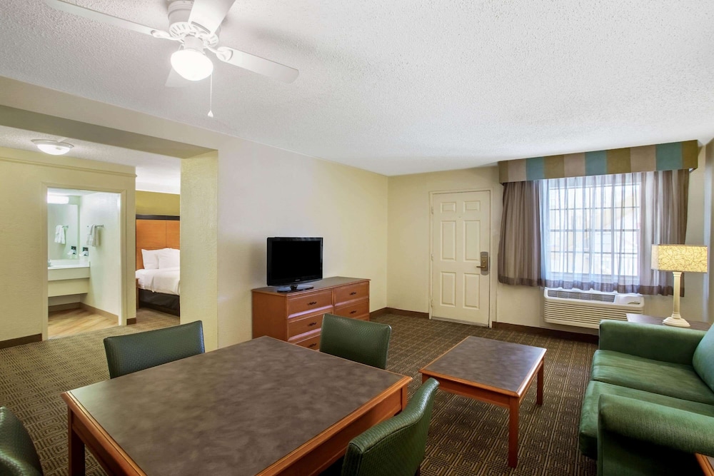 Suite (1 King Bed) - Photo 2