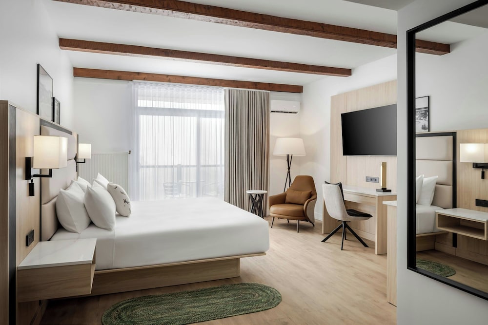 Room, 1 King Bed, Balcony, Mountain View - Photo 1