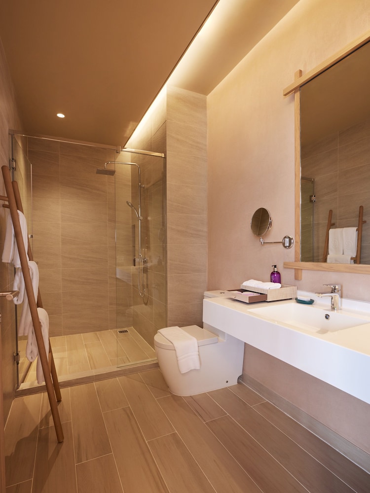 Deluxe Room, 1 King Bed (Premium) - Photo 2