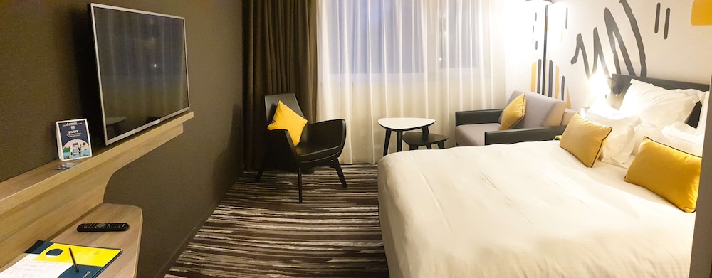 Executive Room, 1 Queen Bed with Sofa bed - Photo 3
