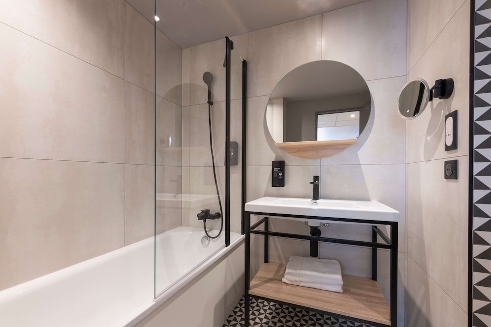 Standard Room, 1 Queen Bed, Bathtub (Kitchenette) - Photo 10