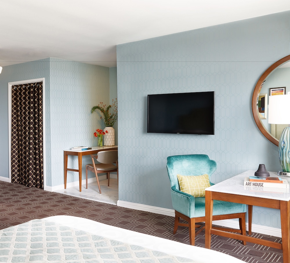 Room, 1 King Bed, Kitchenette (Skyline View)