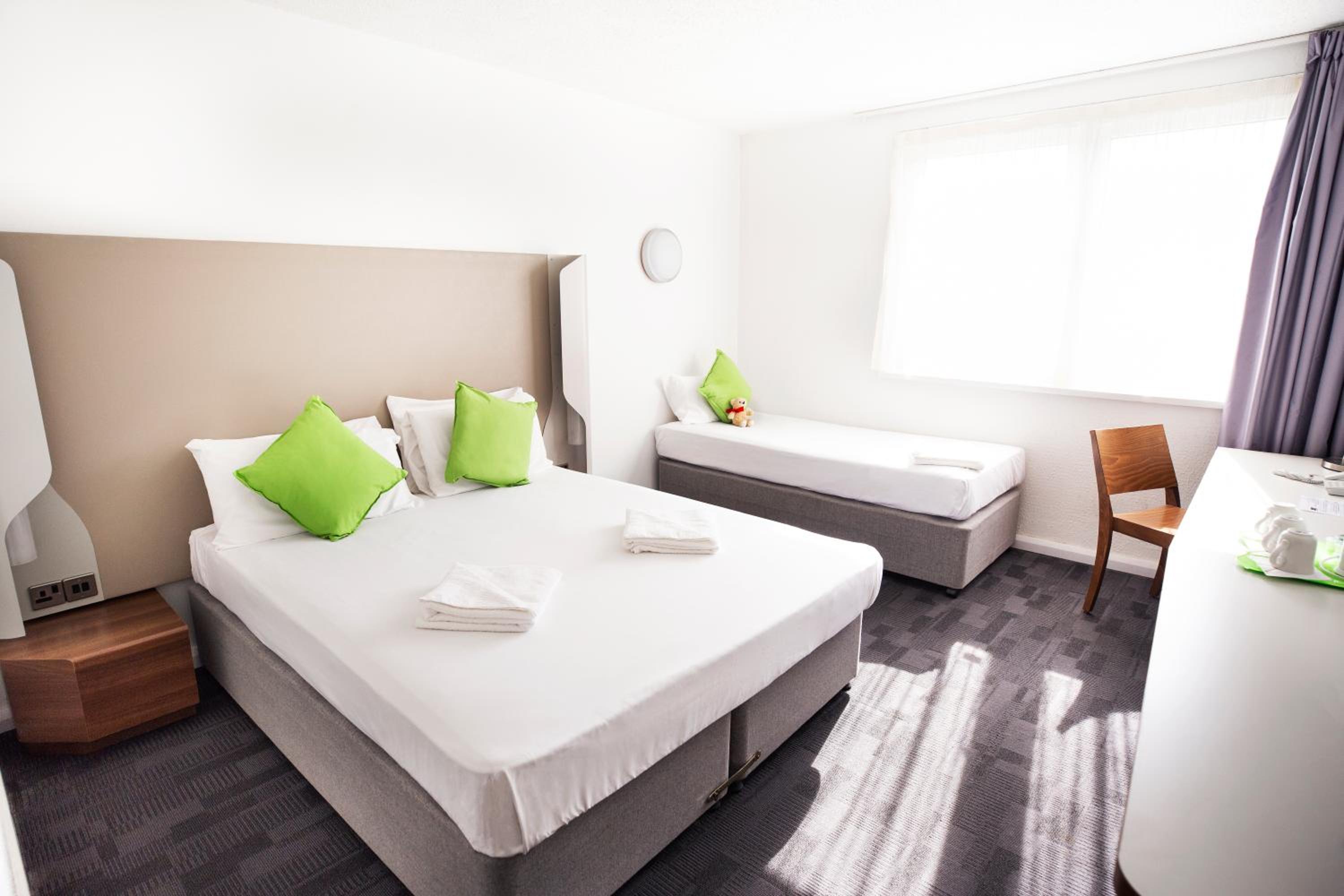 Triple Room (1 Double Bed + 1 Single Bed) photo 1