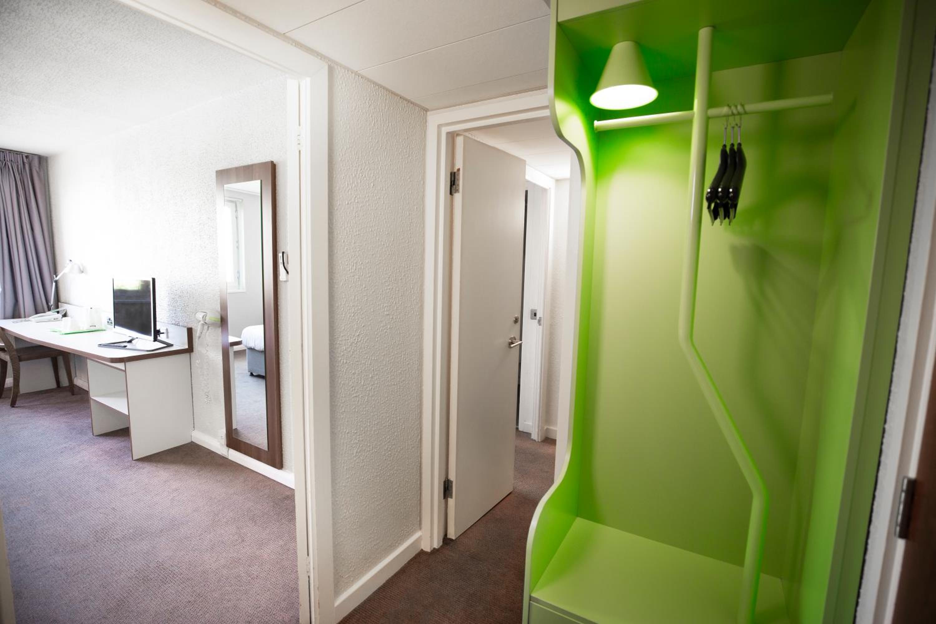 Family Room (1 Double Bed + 1 Single Bed) photo 1