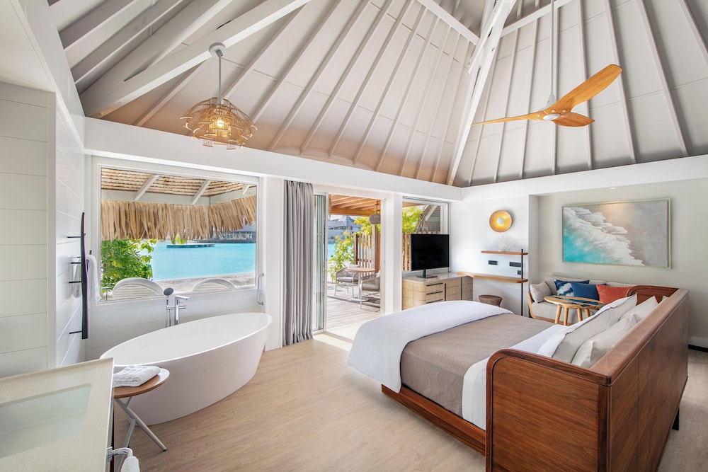 Suite, 1 King Bed, Lagoon View photo 2