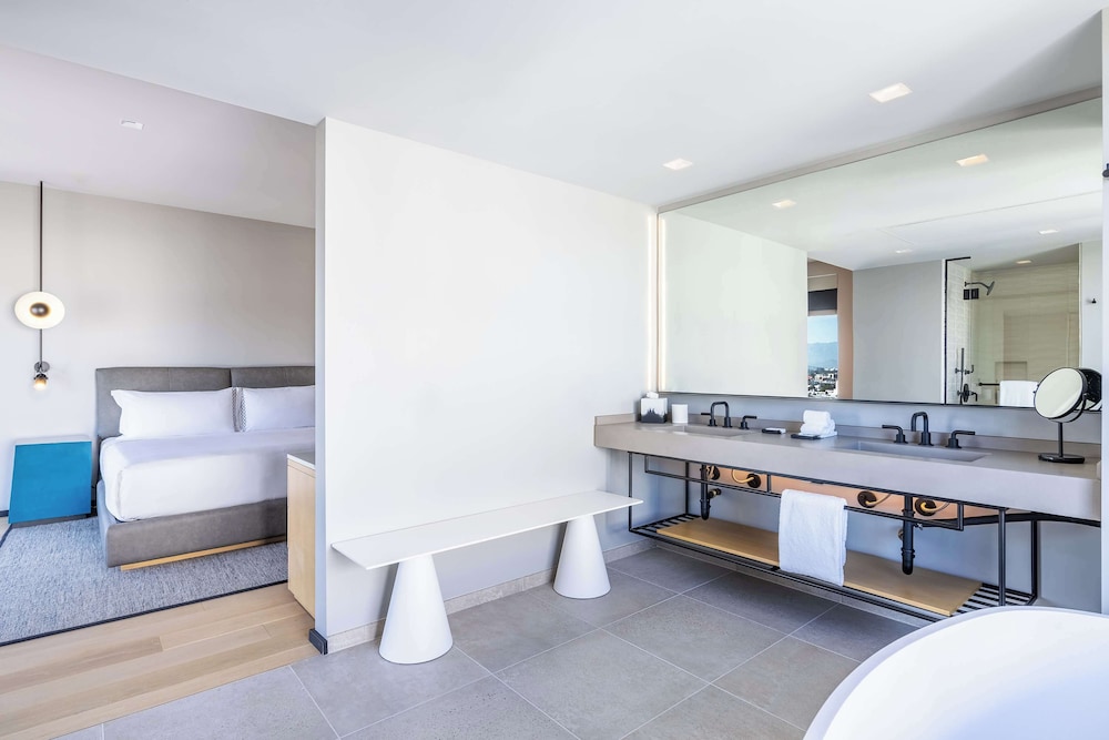 Premium Suite, 1 King Bed, Balcony - Photo 4