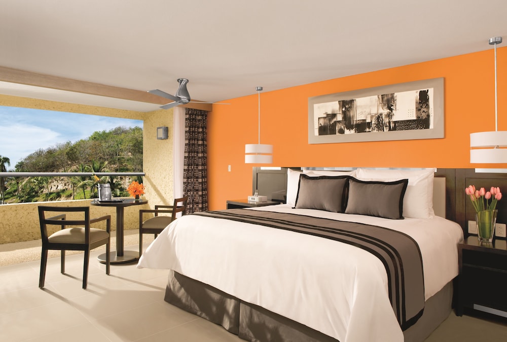 Deluxe Room, 1 King Bed, Oceanfront (Preferred Club) - Photo 2