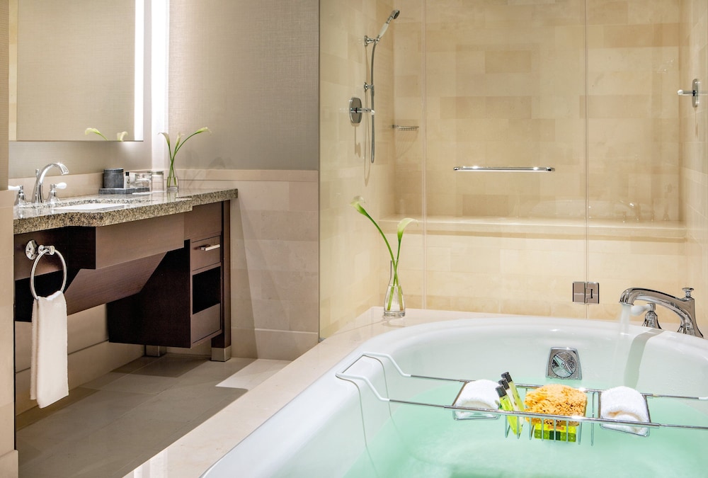Suite, 1 King Bed (North Suite) thumbnail 6