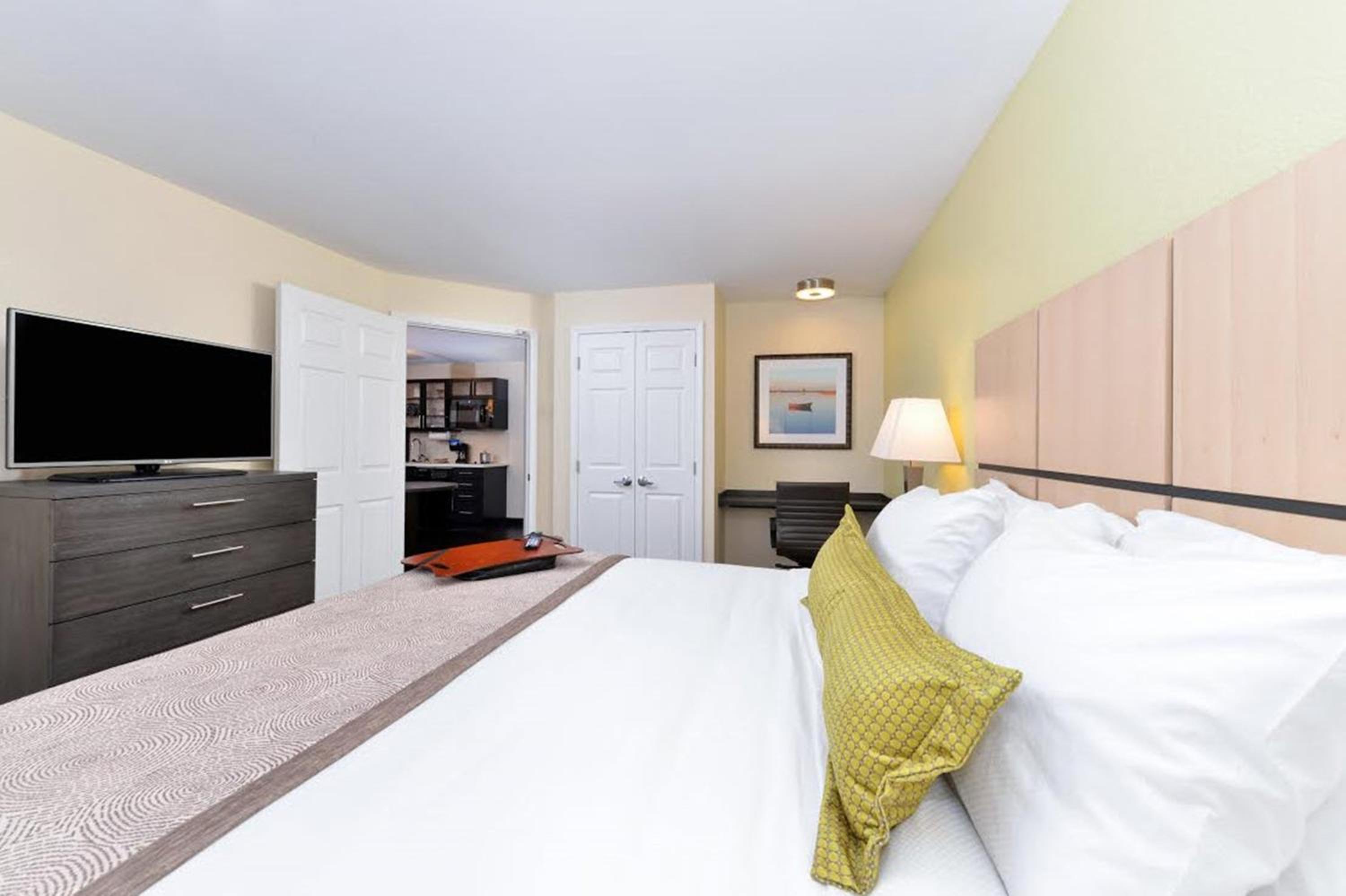 One-Bedroom Queen Suite - Disability Access Tub photo 1