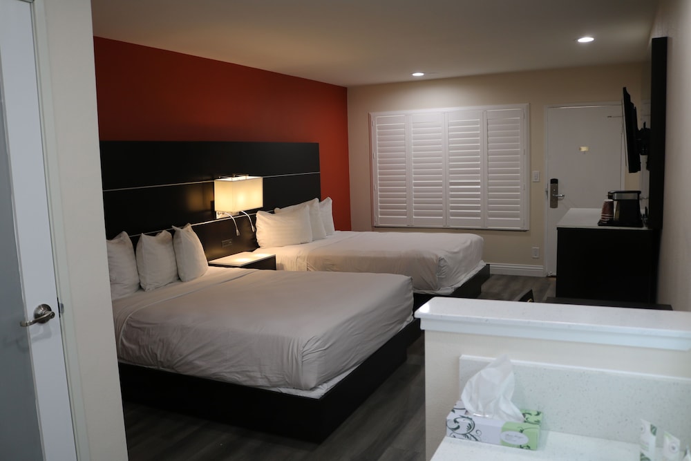 Standard Suite, 2 Queen Beds, Non Smoking - Photo 2