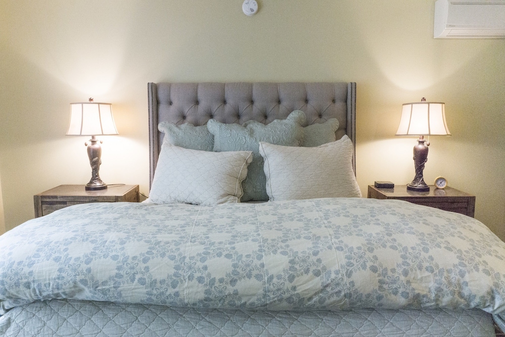 Deluxe Room, 1 Queen Bed photo 2