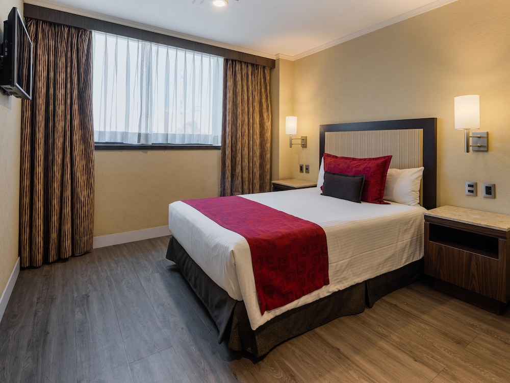 Deluxe Room, 1 Queen Bed photo 1