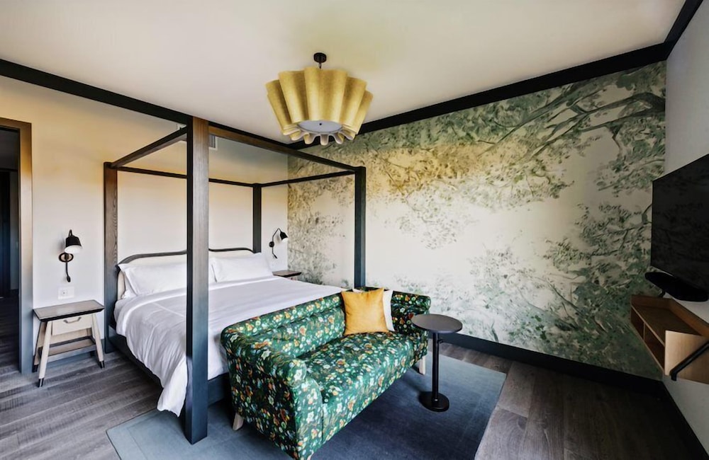 Room, 1 King Bed (Polk)