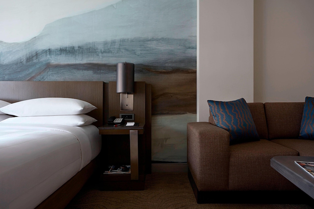 Room, 1 King Bed, Corner (Corner) - Photo 3
