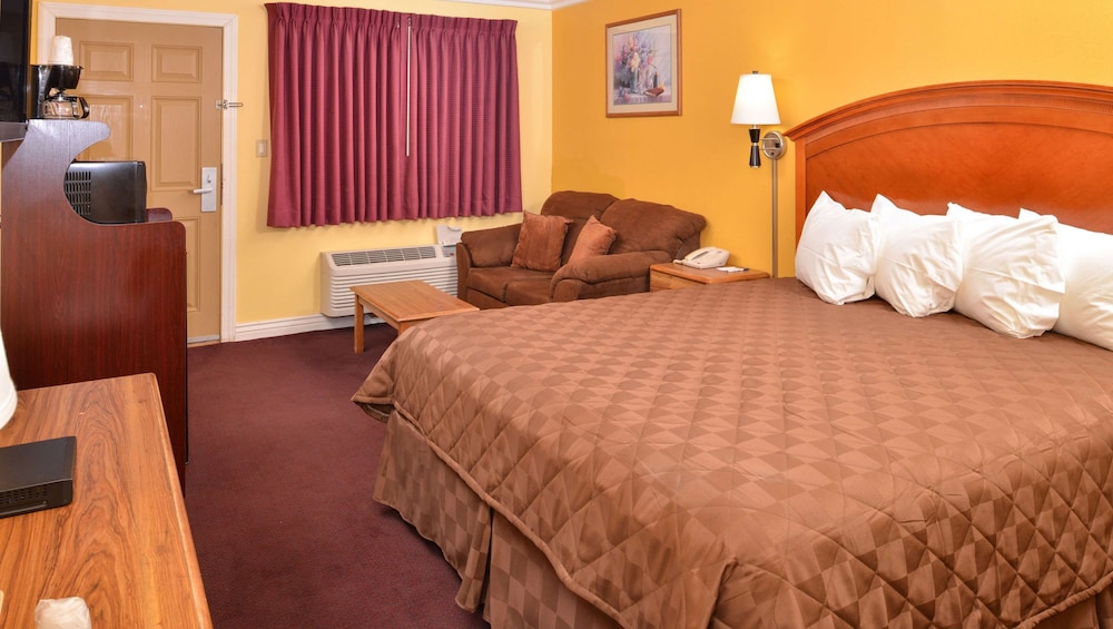 Standard Room, 1 King Bed, Non Smoking - Photo 3