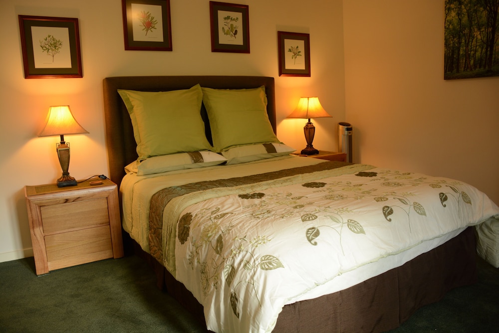 Deluxe Double Room, 1 Queen Bed, Private Bathroom, Garden View photo 1