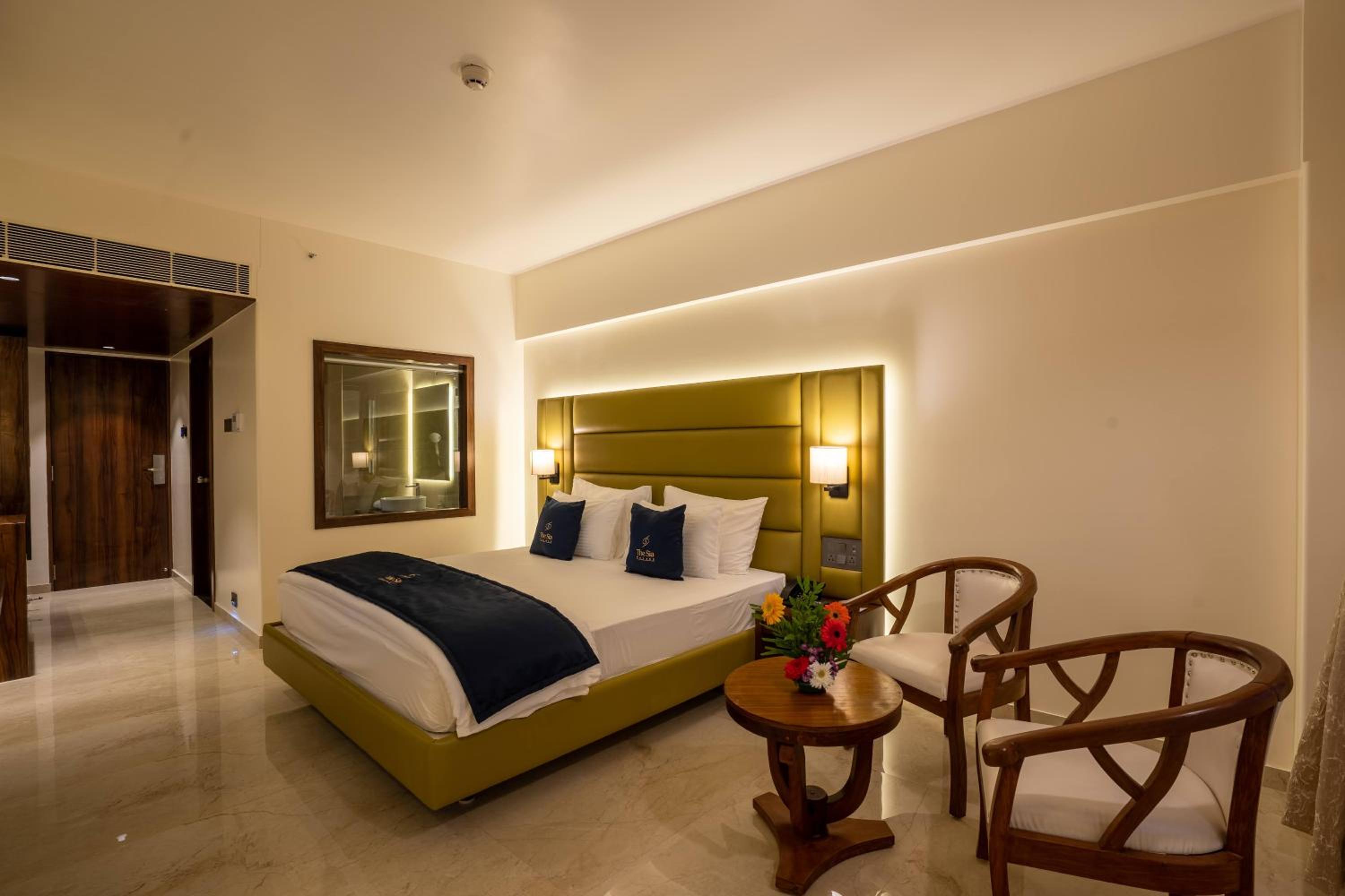 Deluxe King Room - Photo 3