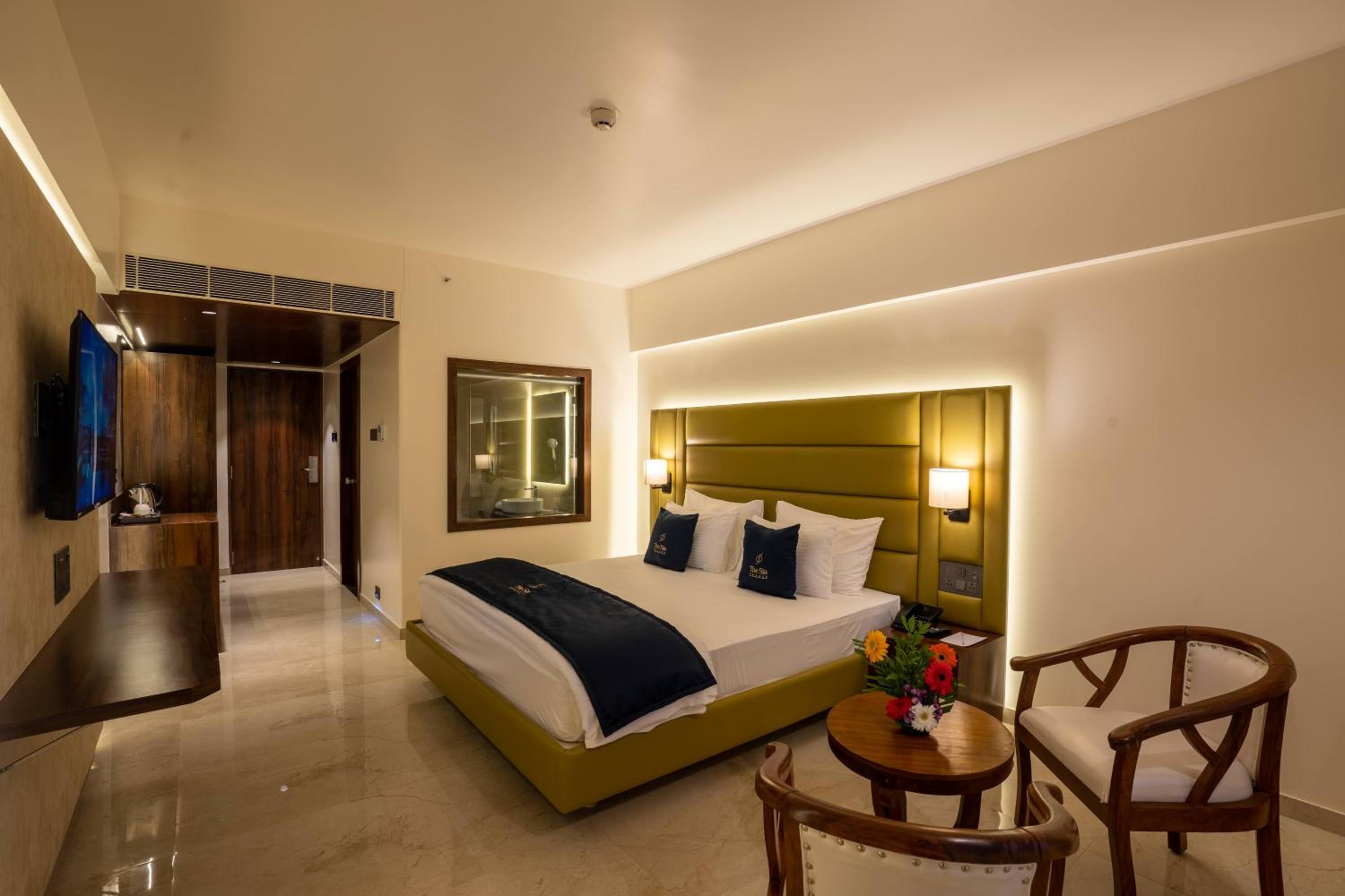 Deluxe King Room - Photo 4