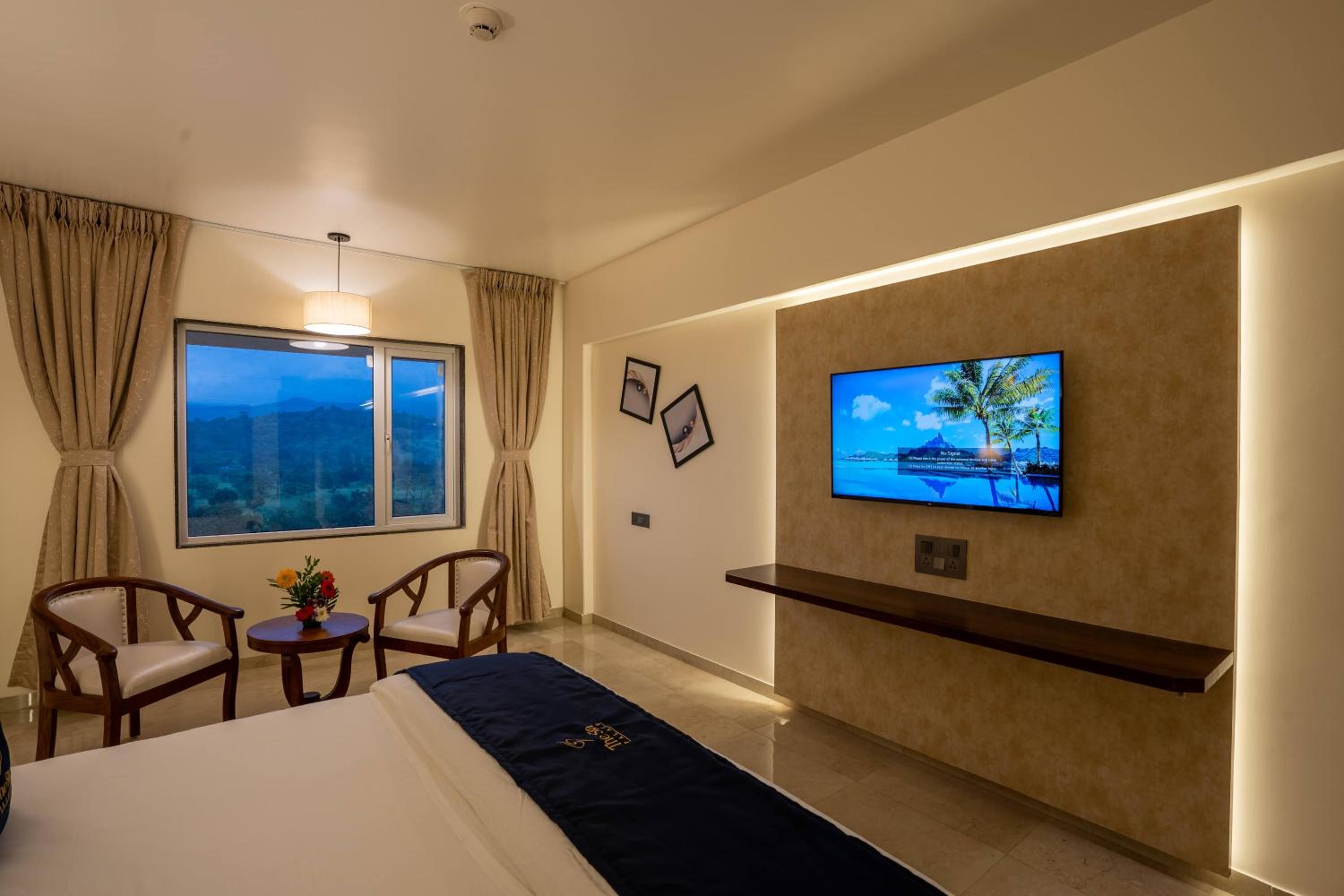 Deluxe King Room - Photo 5
