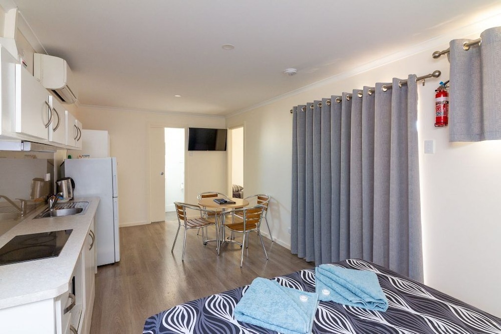 Standard Family Cabin 1,2,3. Queen Bed with 2 Single Beds, photo 6