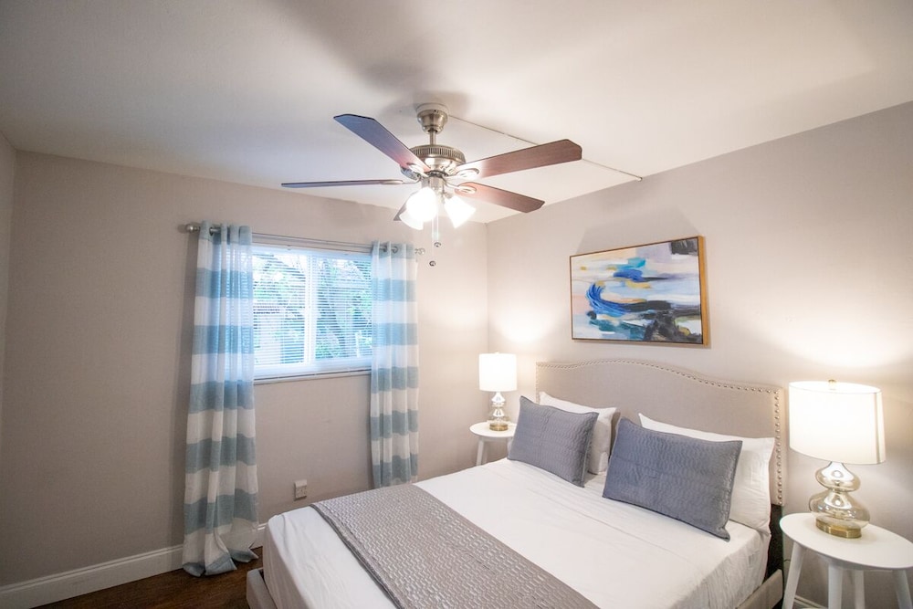 Deluxe 2-Bedroom Queen w/ Kitchen & Sofa Bed photo 2